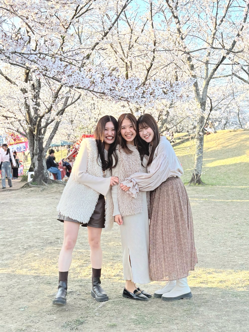 ホワイト系のニット/セーター、ホワイト系のベスト、ブラウン系のその他パンツを着用したレディースの春コーディネートの2枚目の写真