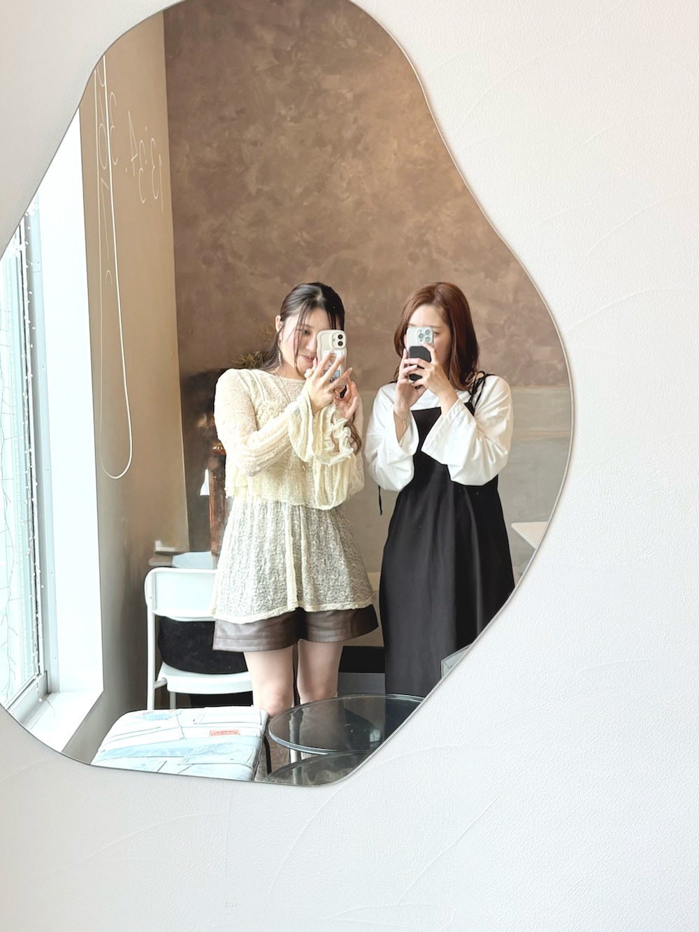 ベージュ系のTシャツ/カットソー、ブラウン系のその他パンツ、ゴールド系のバレエシューズを着用したレディースの春コーディネートの3枚目の写真