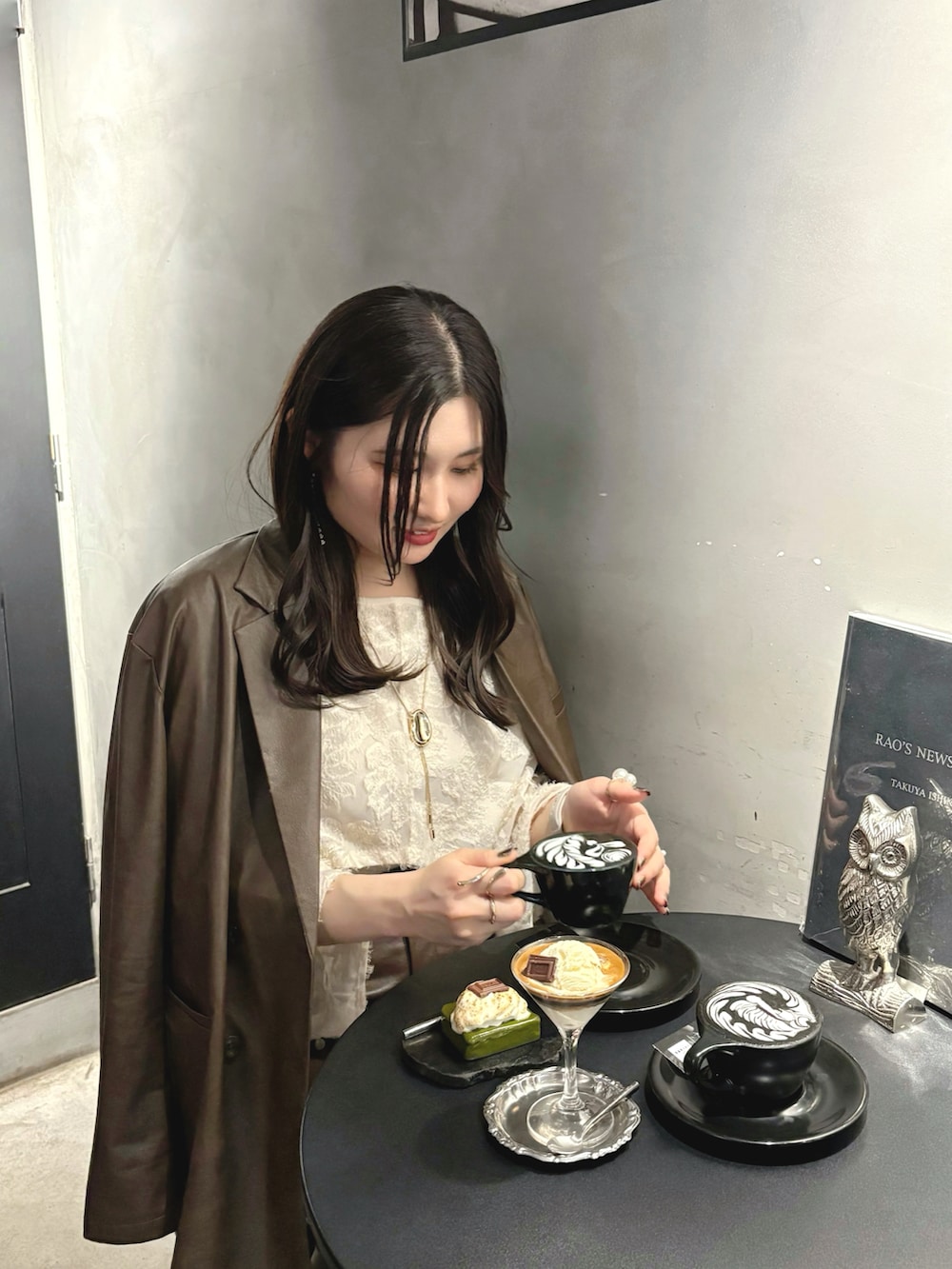 ブラウン系のテーラードジャケット、ブラウン系のその他パンツ、ホワイト系のブーツを着用したレディースの秋コーディネートの3枚目の写真