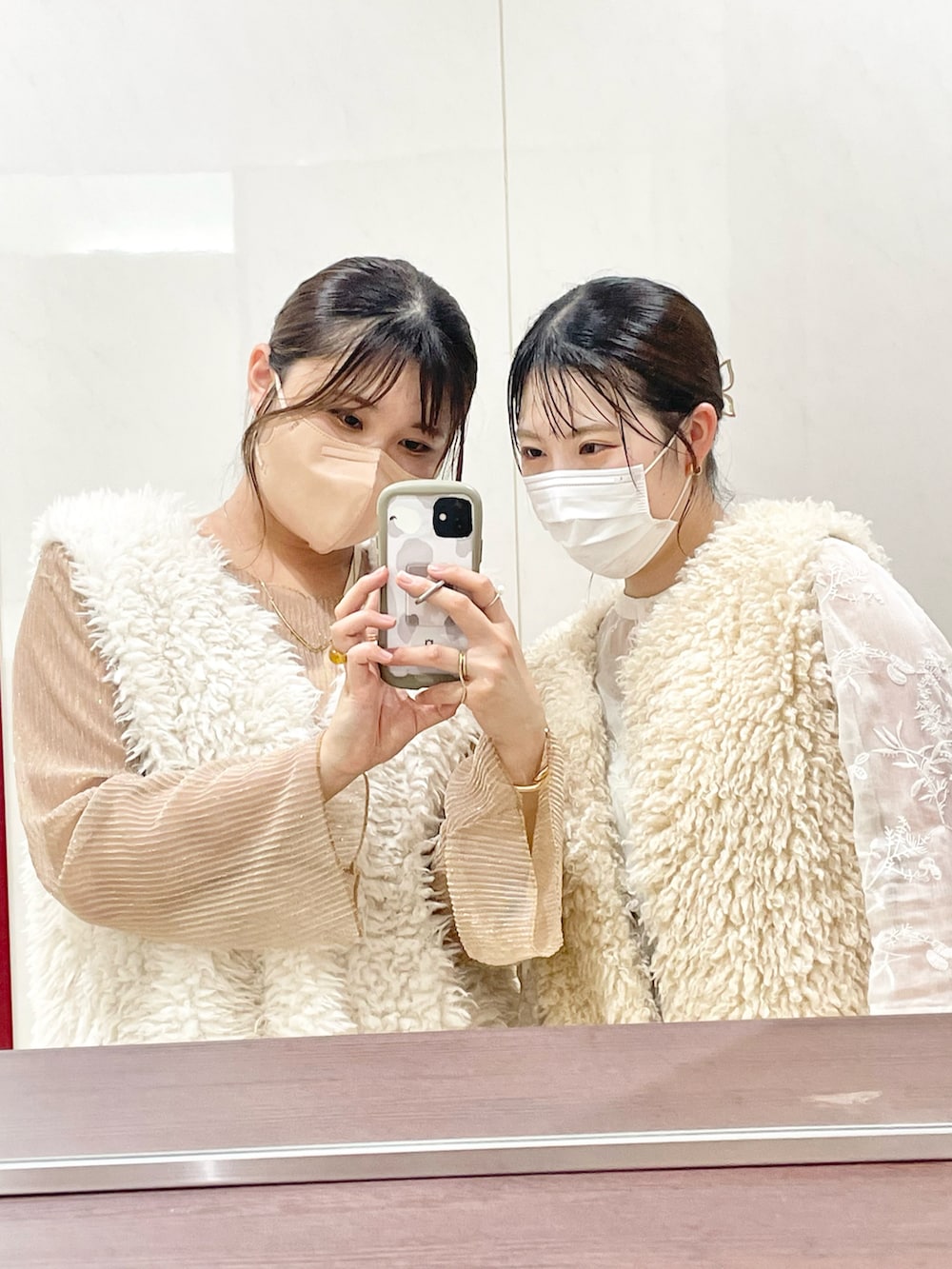 ベージュ系のワンピース/ドレス、ホワイト系のベスト、ホワイト系のベストを着用したレディースの秋コーディネートの3枚目の写真