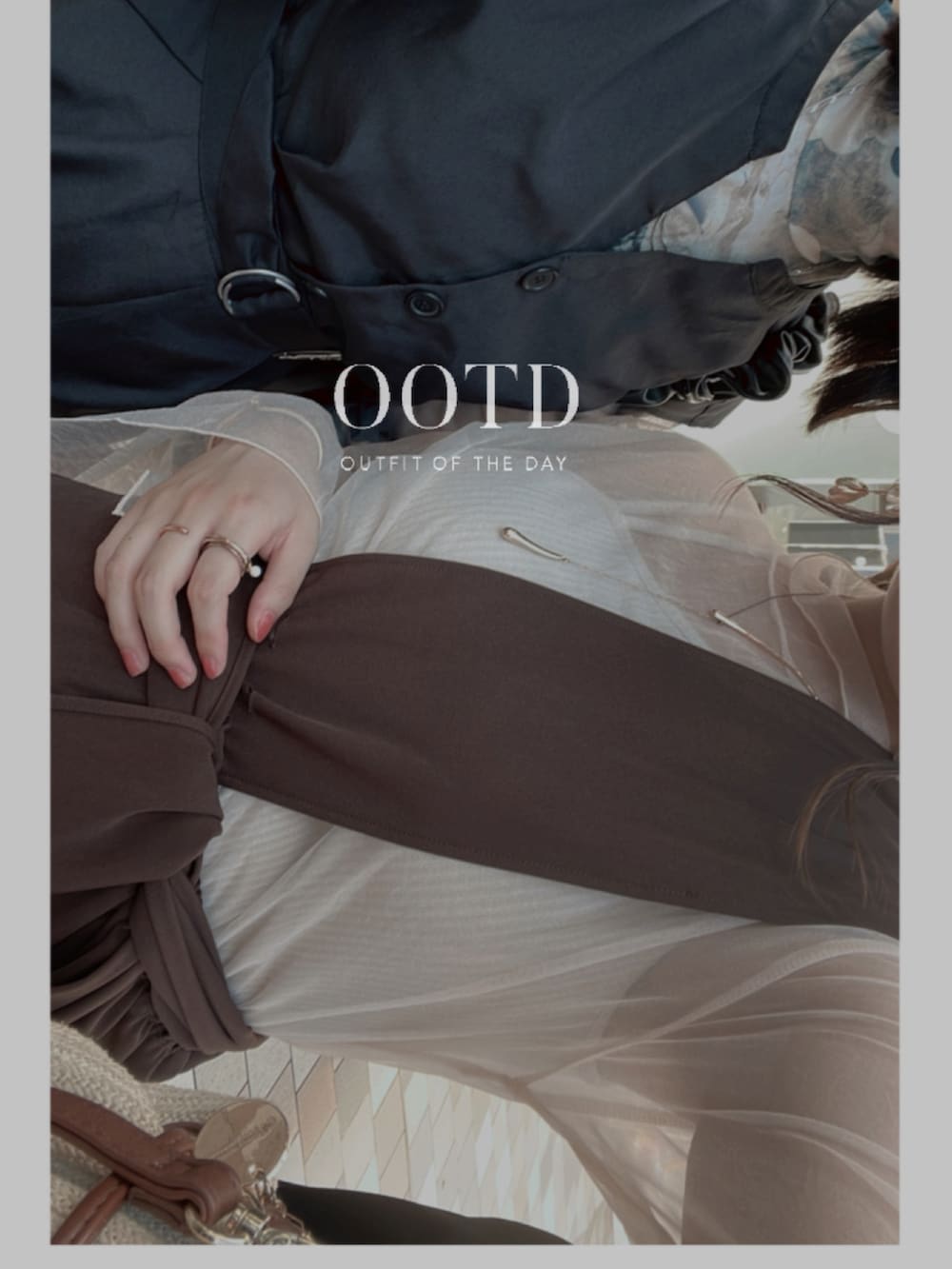 ホワイト系のTシャツ/カットソー、ベージュ系のタンクトップ、ブラウン系のスカートを着用したレディースの秋コーディネートの3枚目の写真