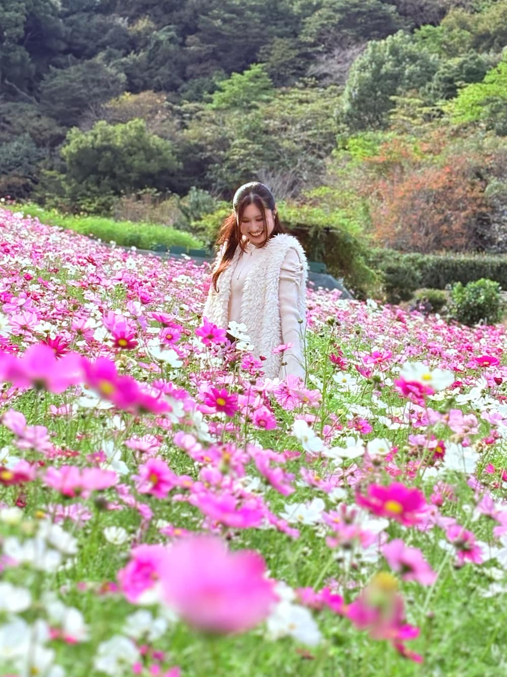 ホワイト系のニット/セーター、ホワイト系のベスト、ブラウン系のその他パンツを着用したレディースの秋コーディネートの4枚目の写真