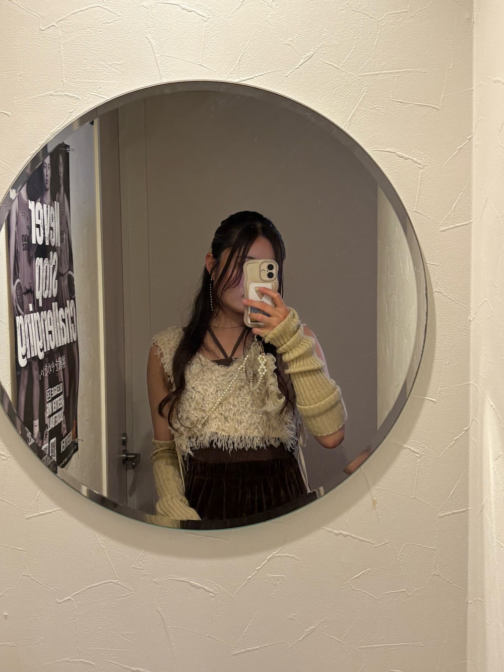 ベージュ系のワンピース、ブラウン系のスカート、ゴールド系のバレエシューズを着用したレディースの秋コーディネートの5枚目の写真