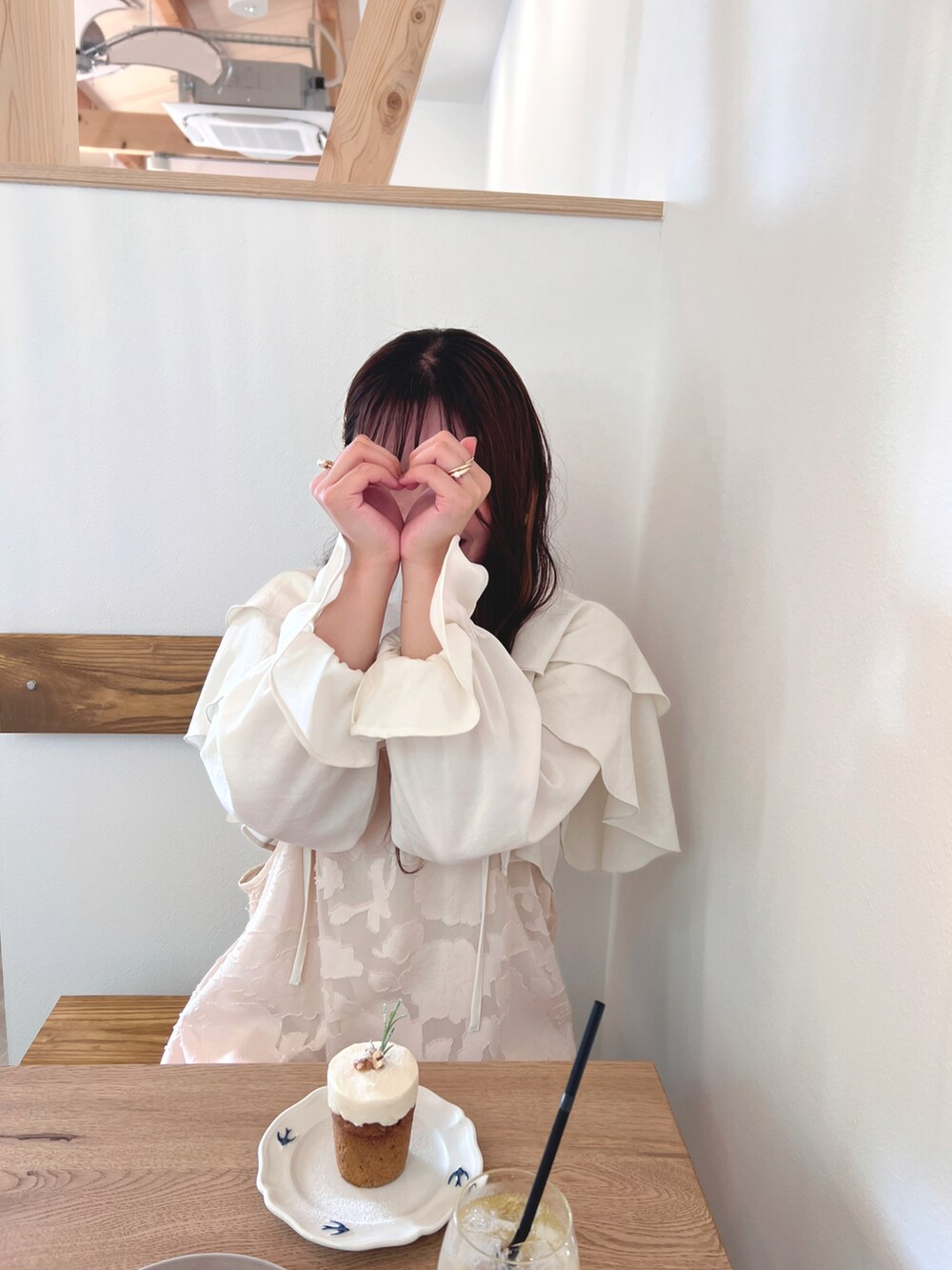 ホワイト系のカーディガン/ボレロ、ベージュ系のワンピース、ゴールド系のネックレスを着用したレディースの秋コーディネートの2枚目の写真