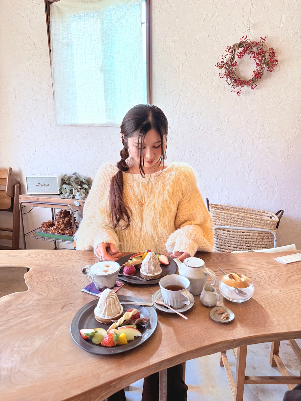 ベージュ系のニット/セーター、ブラウン系のその他パンツ、ブラウン系のブーツを着用したレディースの冬コーディネートの2枚目の写真