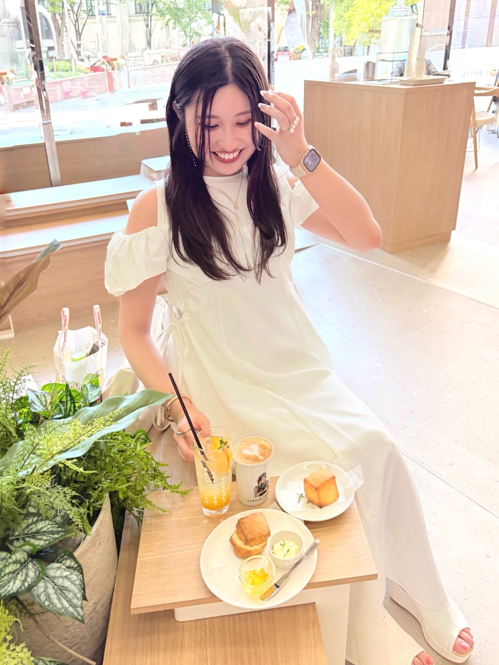 ホワイト系のワンピース、ホワイト系のトートバッグ、ゴールド系のネックレスを着用したレディースの夏コーディネートの4枚目の写真