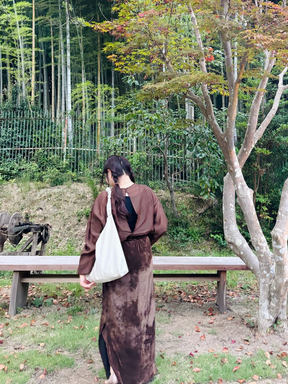 ブラウン系のスカート、ブラウン系のワンピース、ゴールド系のバレエシューズを着用したレディースの秋コーディネートの3枚目の写真