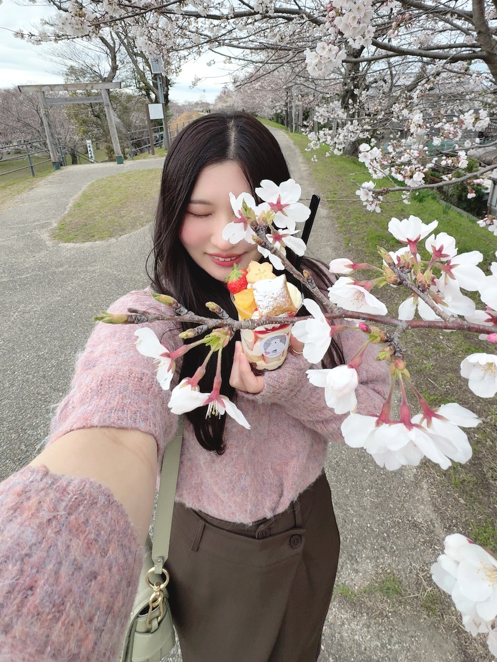 ブラウン系のテーラードジャケット、ブラウン系のパンツ、ブラウン系のバレエシューズを着用したレディースの春コーディネートの3枚目の写真