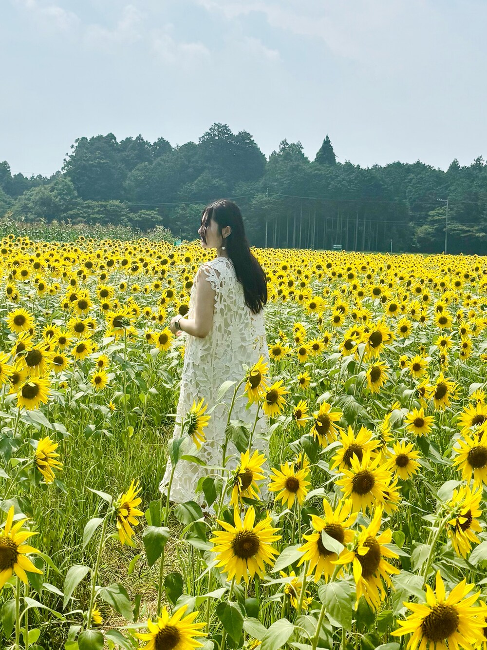 ホワイト系のワンピース/ドレスを着用したレディースの夏コーディネートの4枚目の写真
