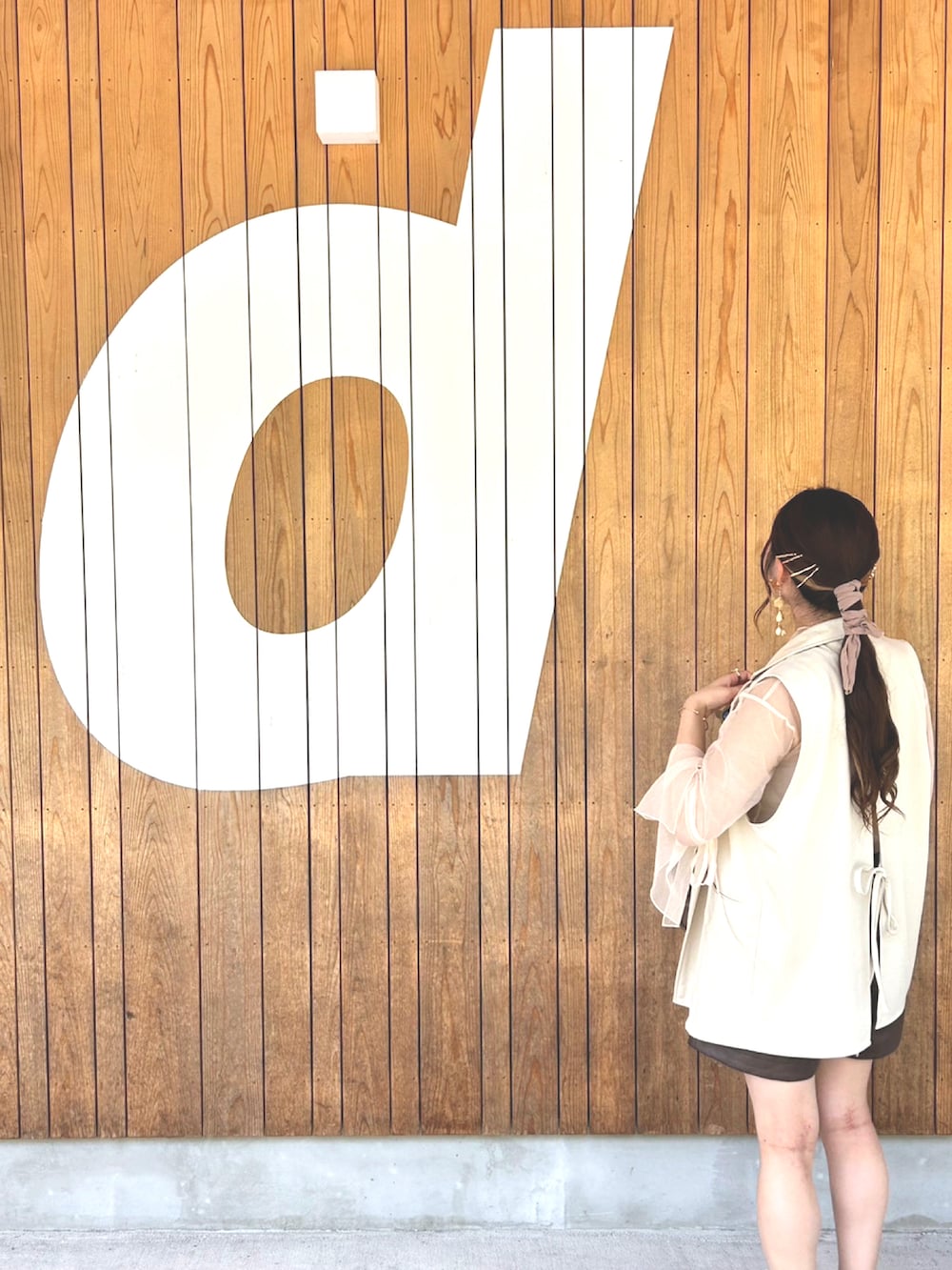 ホワイト系のTシャツ/カットソー、ベージュ系のタンクトップ、ブラウン系のその他パンツを着用したレディースの秋コーディネートの3枚目の写真