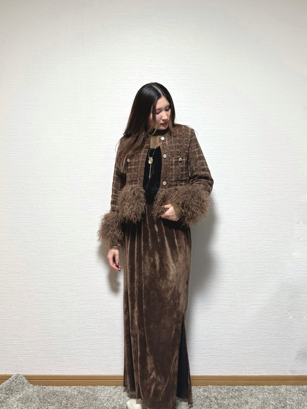 ブラウン系のスカート、ブラウン系のジャケット/アウター、ブラウン系のブーツを着用したレディースの冬コーディネートの2枚目の写真