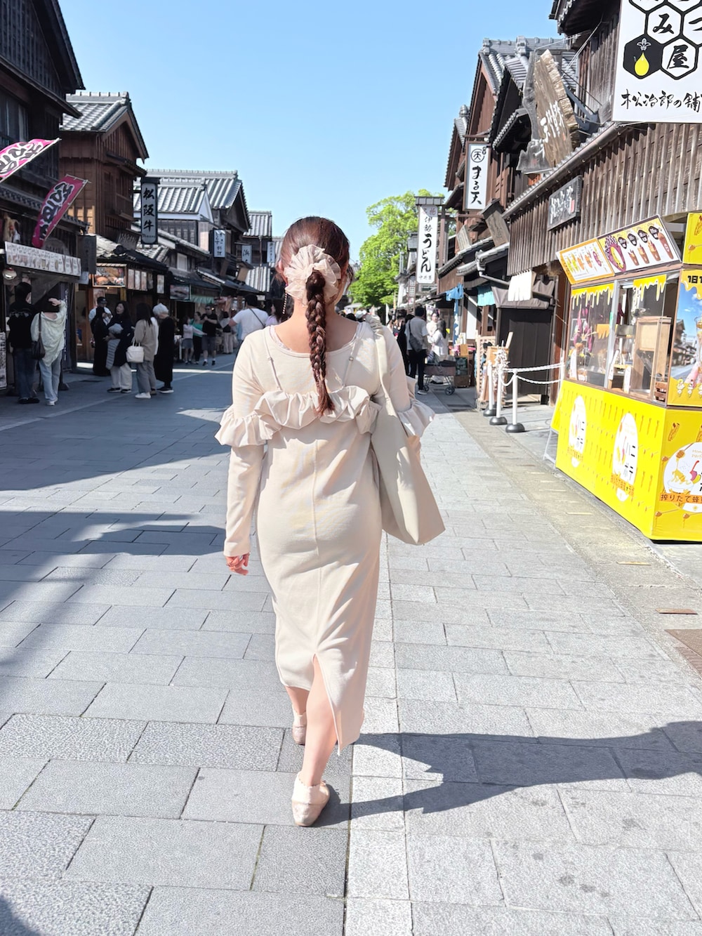 ベージュ系のワンピース、ゴールド系のバレエシューズ、ベージュ系のワンピースを着用したレディースの春コーディネートの3枚目の写真