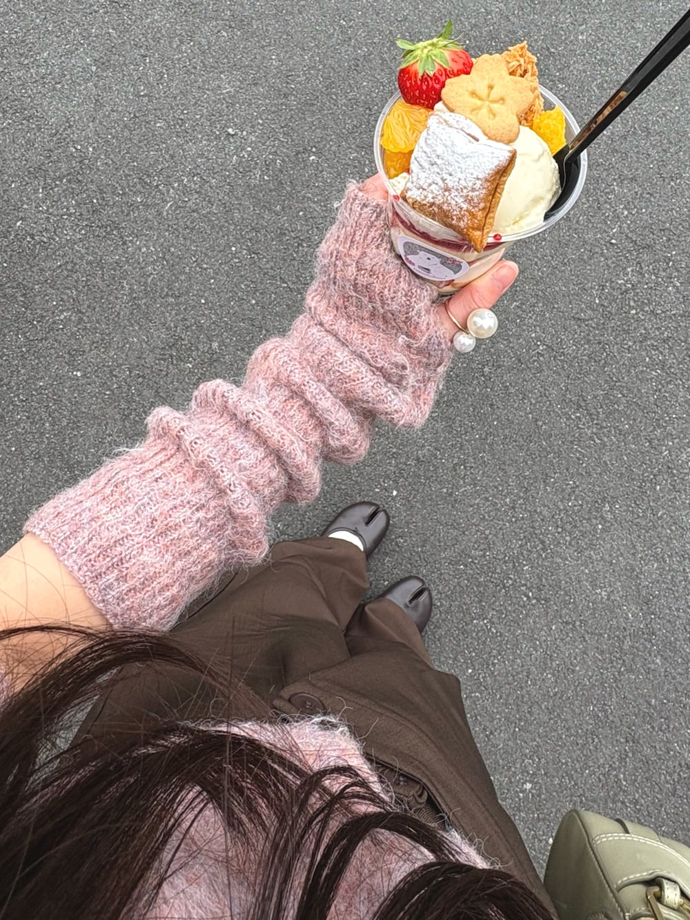 ブラウン系のテーラードジャケット、ブラウン系のパンツ、ブラウン系のバレエシューズを着用したレディースの春コーディネートの5枚目の写真