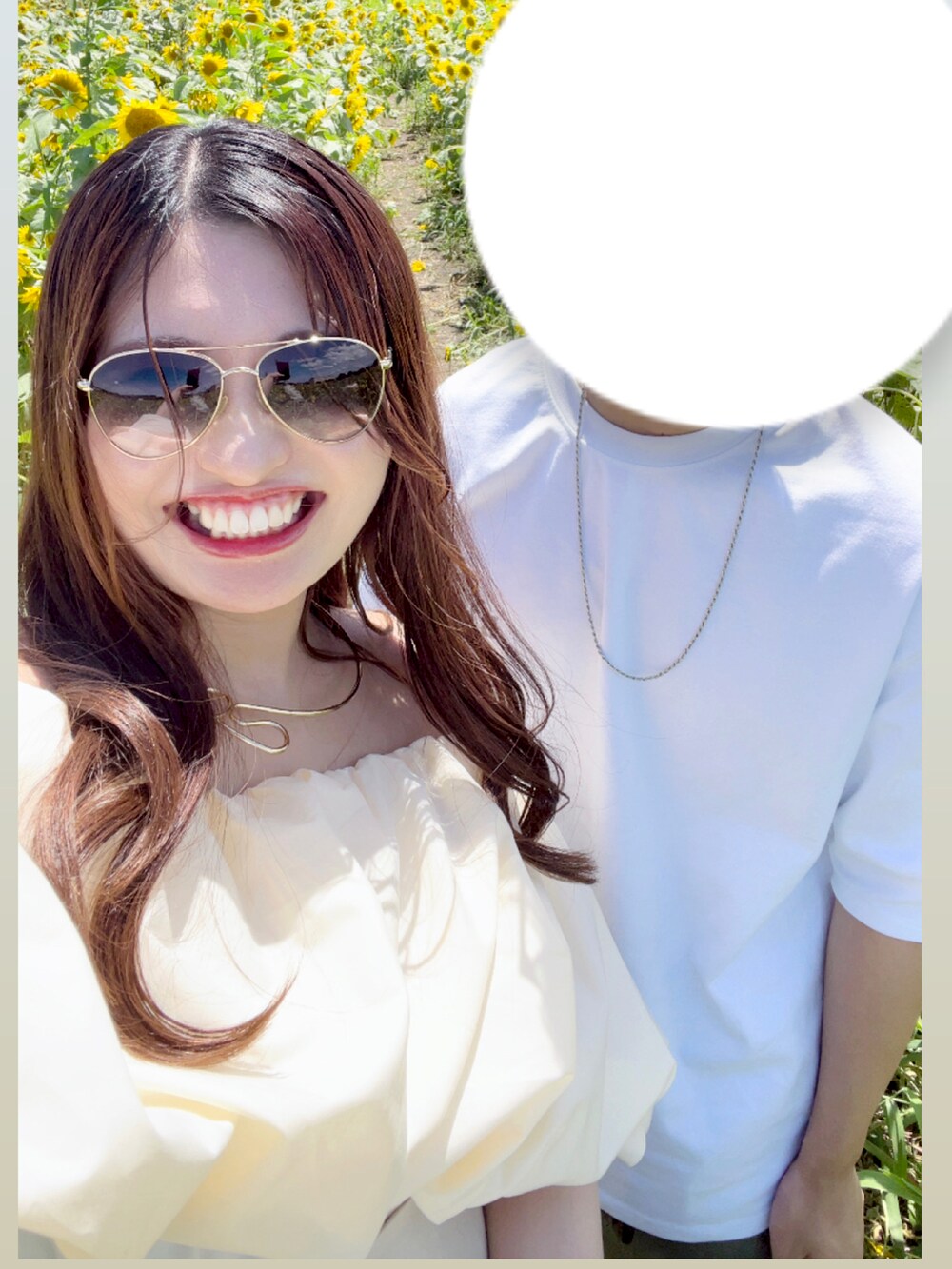 ベージュ系のシャツ/ブラウス、ホワイト系のスカート、ゴールド系のチョーカーを着用したレディースの夏コーディネートの3枚目の写真