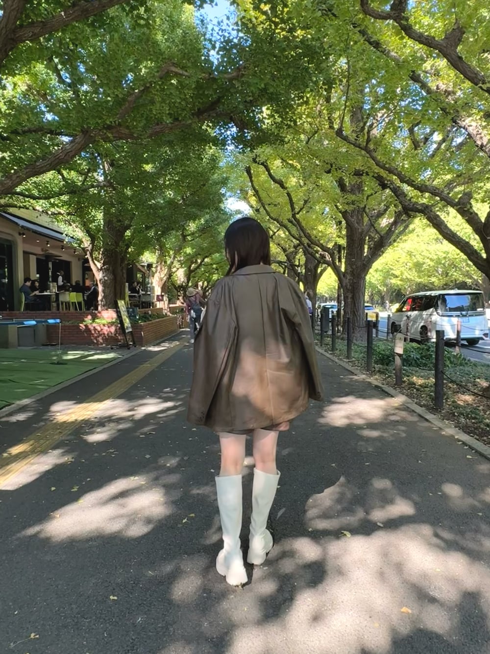 ブラウン系のテーラードジャケット、ブラウン系のその他パンツ、ホワイト系のブーツを着用したレディースの秋コーディネートの2枚目の写真