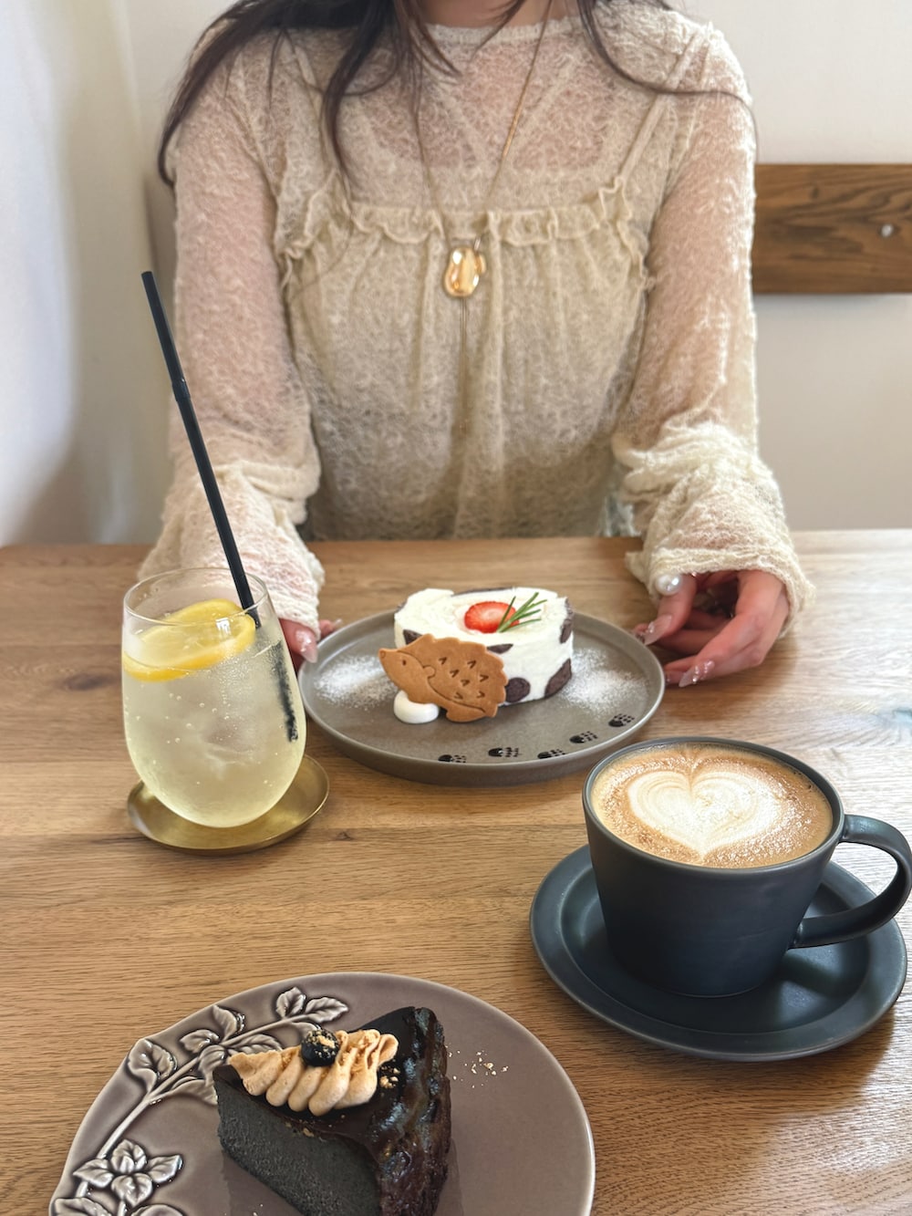 ベージュ系のTシャツ/カットソー、ブラウン系のその他パンツ、ゴールド系のバレエシューズを着用したレディースの春コーディネートの4枚目の写真