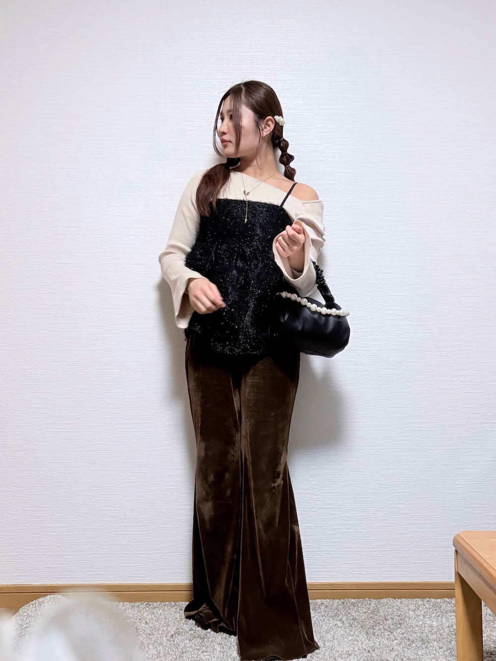 ブラウン系のその他パンツ、ホワイト系のニット/セーター、ブラック系のシャツ/ブラウスを着用したレディースの春コーディネートの2枚目の写真