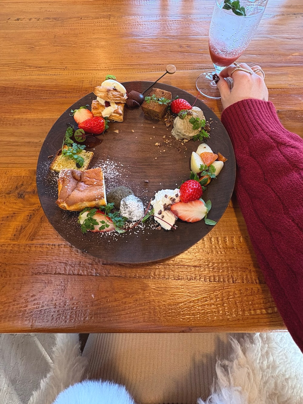 ホワイト系のベスト、ベージュ系のスカートを着用したレディースの冬コーディネートの5枚目の写真