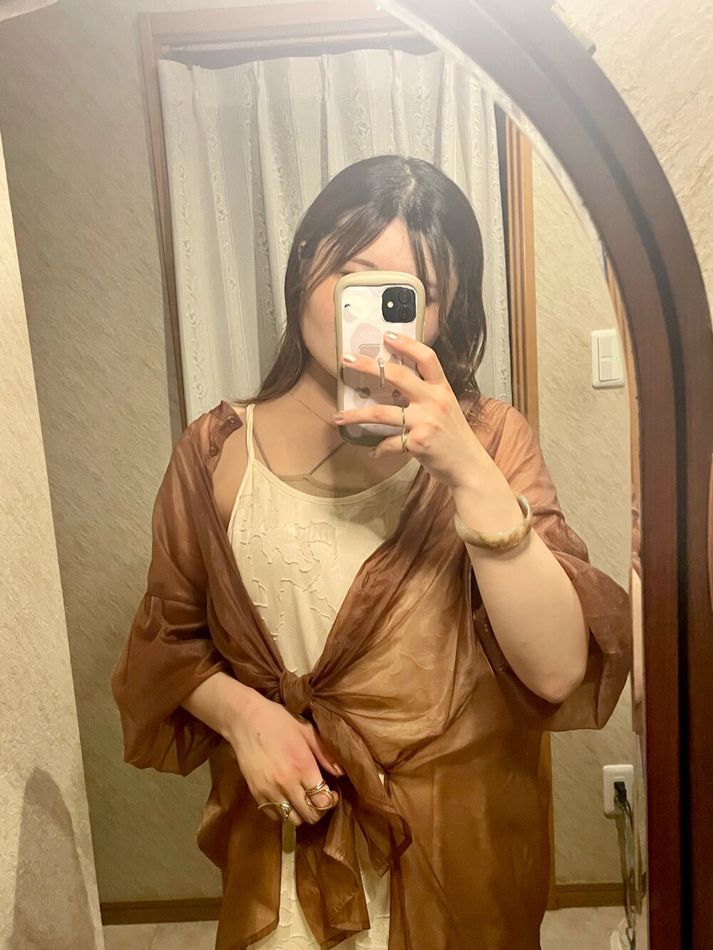 ベージュ系のワンピース、ブラウン系のシャツ/ブラウス、ブラウン系のブレスレットを着用したレディースの夏コーディネートの2枚目の写真