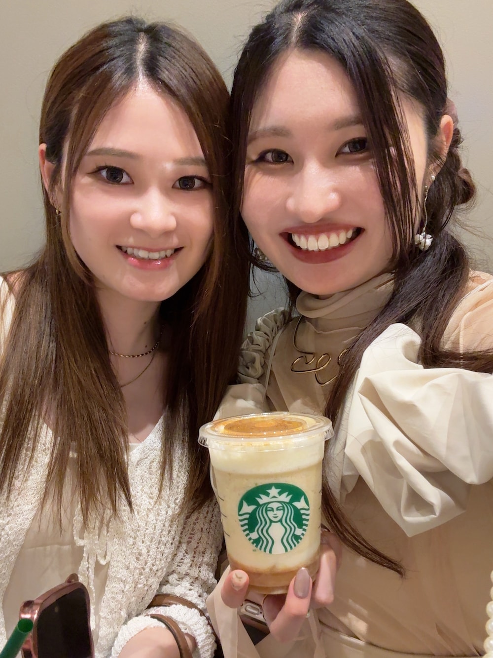 ホワイト系のスカート、ホワイト系のTシャツ/カットソー、ベージュ系のワンピースを着用したレディースの秋コーディネートの3枚目の写真