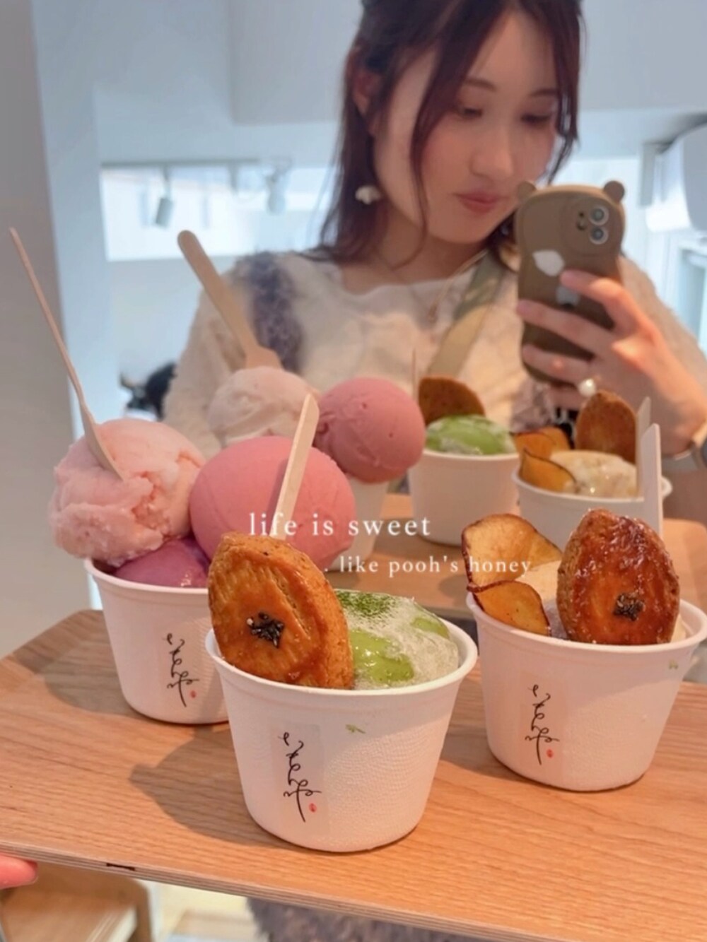 グレー系のベスト、ホワイト系のシャツ/ブラウス、ブラック系のスカートを着用したレディースの春コーディネートの4枚目の写真