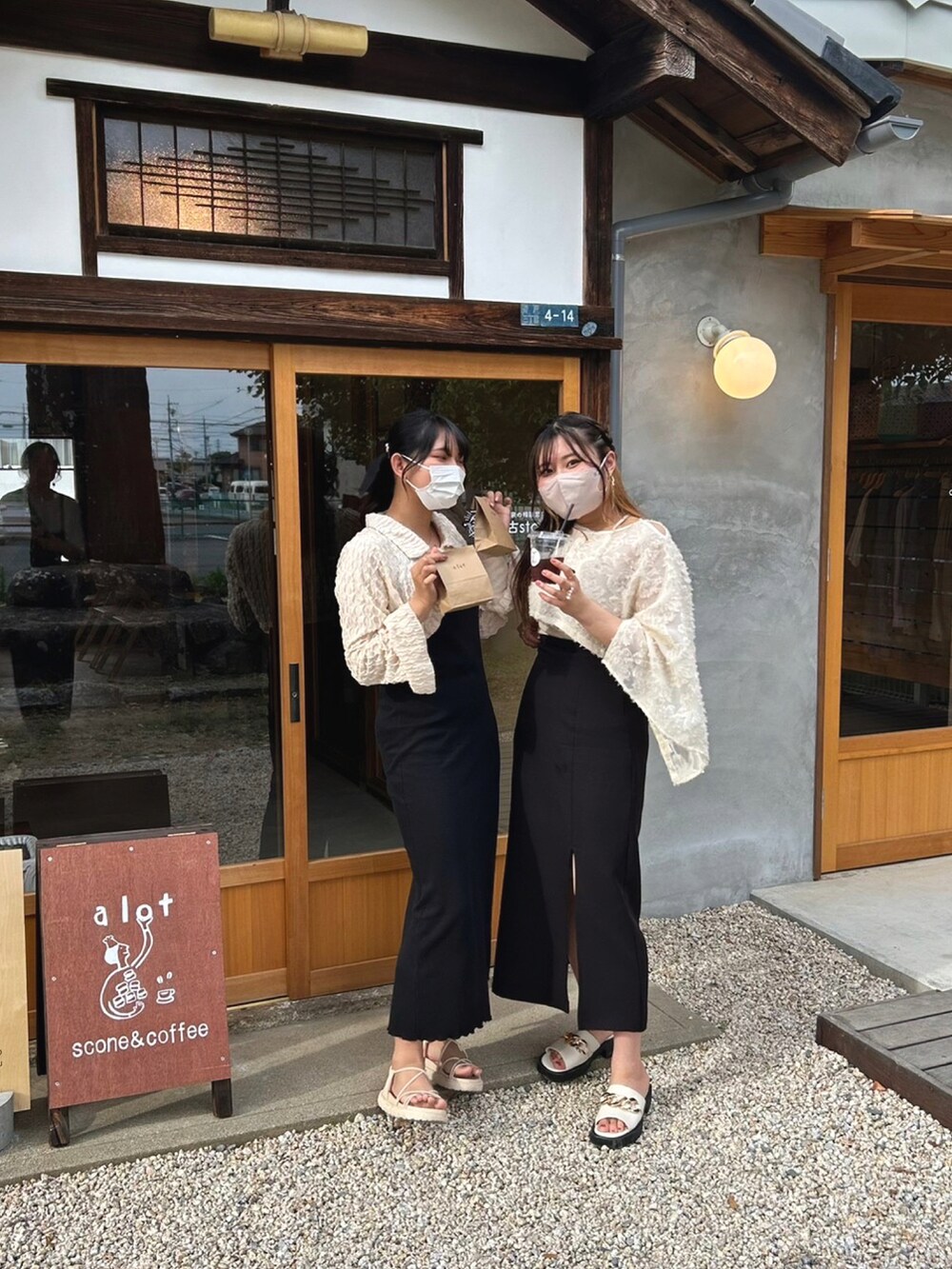 ホワイト系のシャツ/ブラウス、ベージュ系のタンクトップ、ブラック系のスカートを着用したレディースの夏コーディネートの5枚目の写真