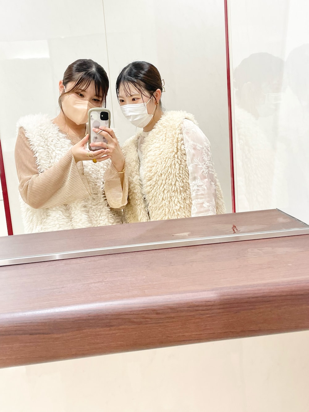 ベージュ系のワンピース/ドレス、ホワイト系のベスト、ホワイト系のベストを着用したレディースの秋コーディネートの2枚目の写真