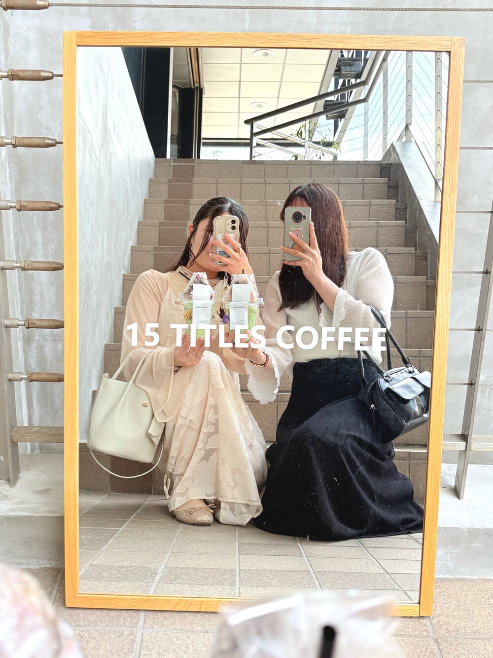 ホワイト系のタンクトップ、ホワイト系のTシャツ/カットソー、ベージュ系のワンピースを着用したレディースの春コーディネートの4枚目の写真