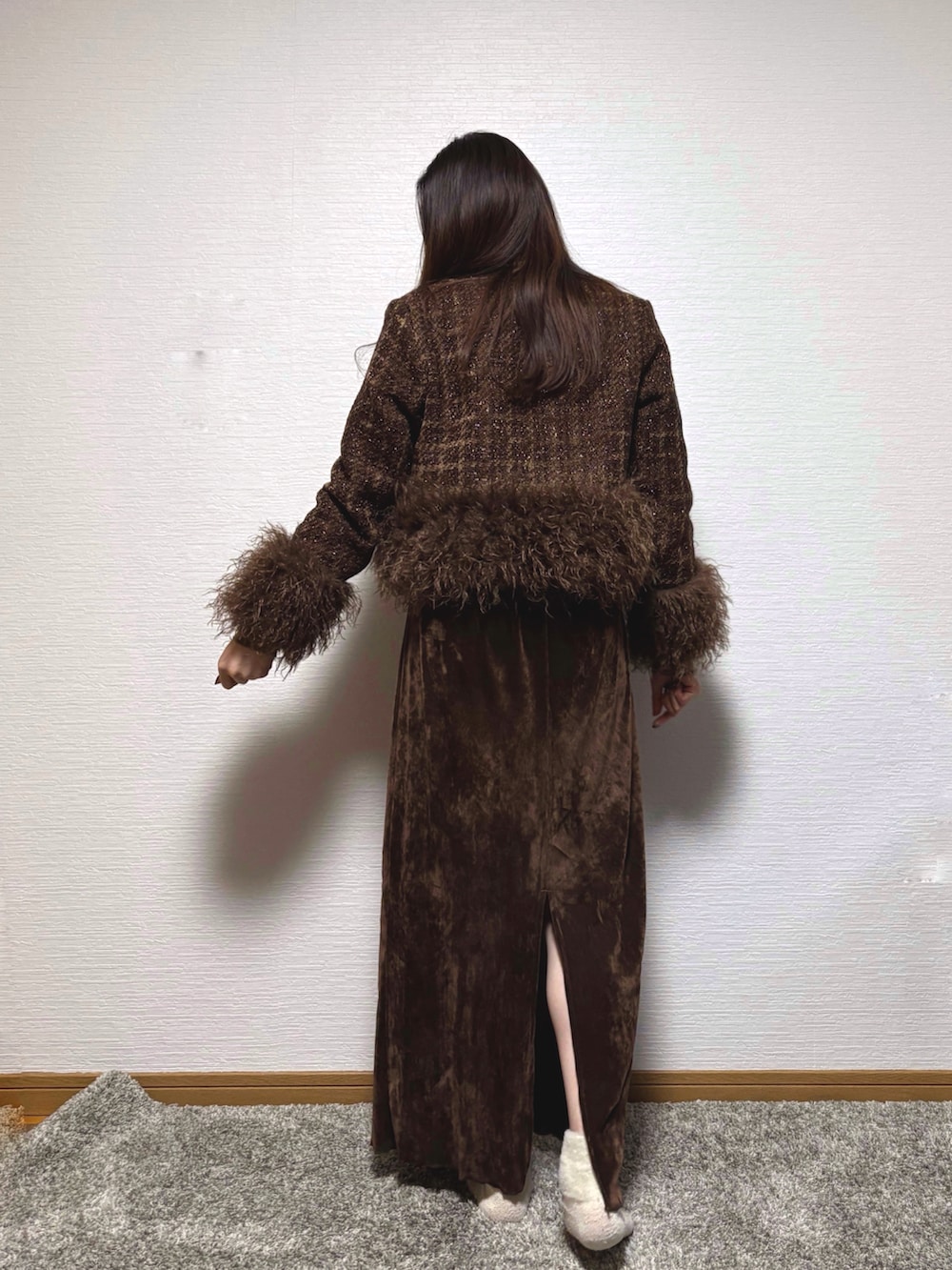 ブラウン系のスカート、ブラウン系のジャケット/アウター、ブラウン系のブーツを着用したレディースの冬コーディネートの4枚目の写真