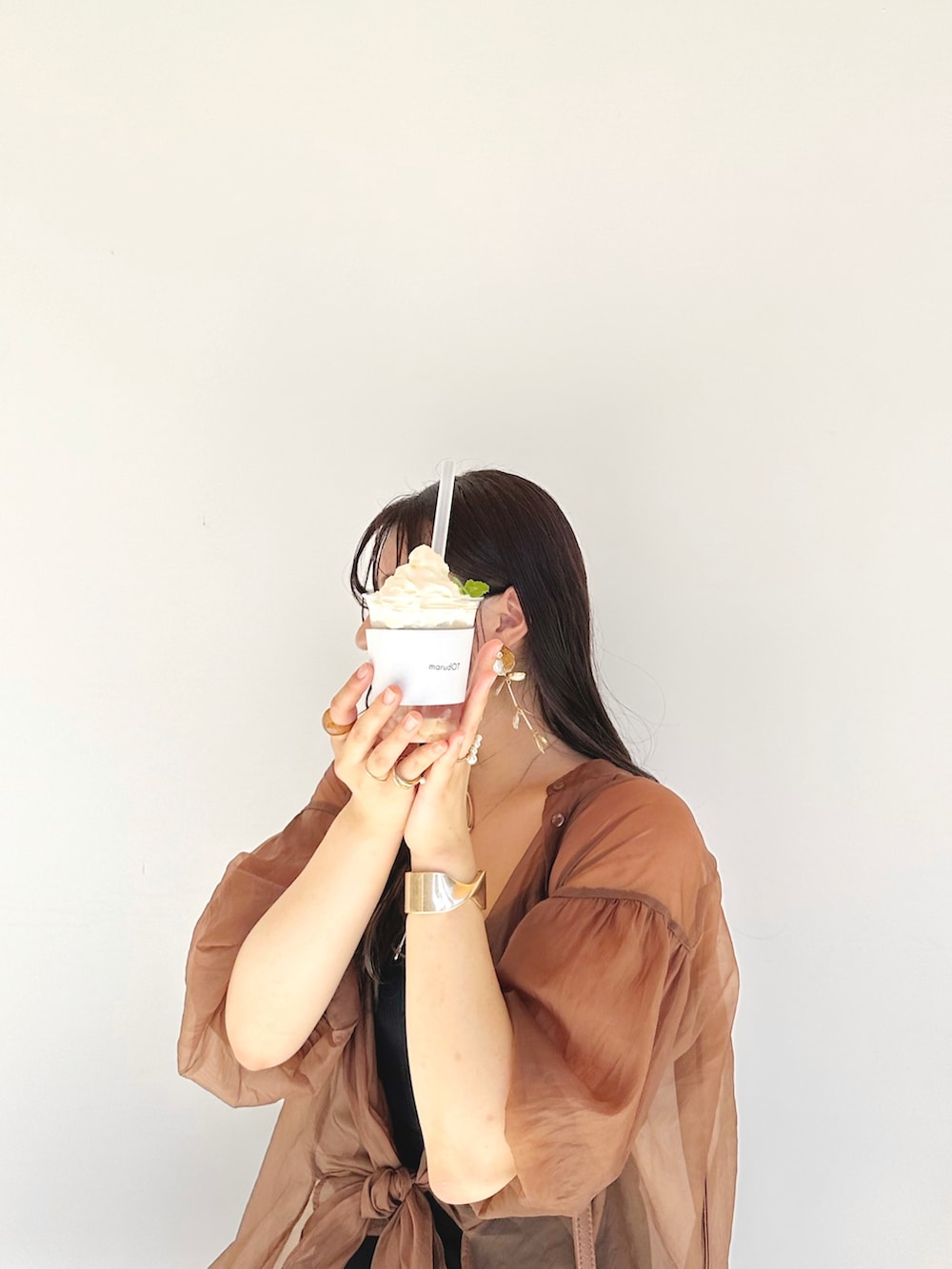 ブラウン系のシャツ/ブラウス、ブラック系のスカートを着用したレディースの夏コーディネートの2枚目の写真