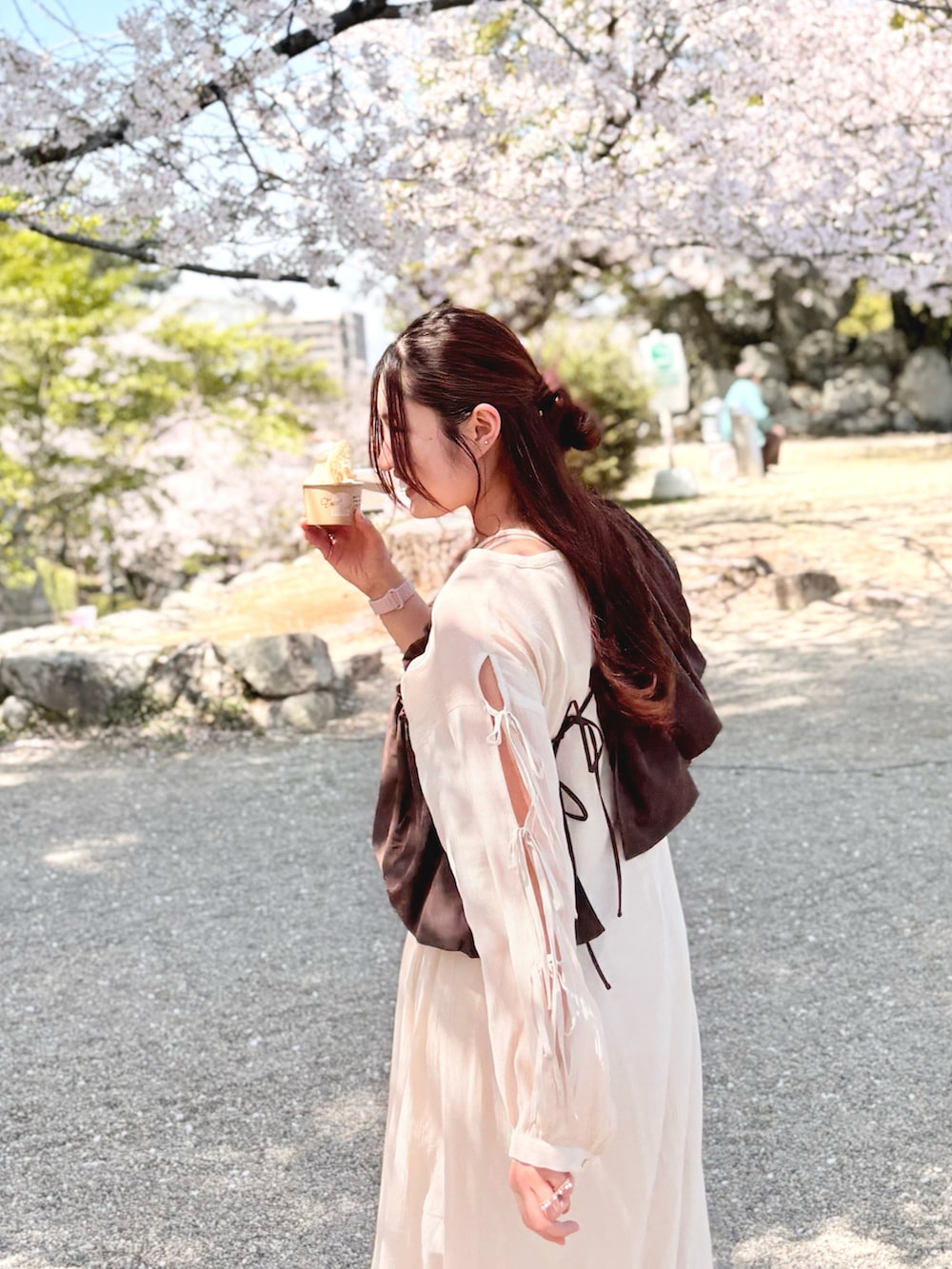 ホワイト系のワンピース、ブラウン系のその他シューズ、ブラウン系のその他トップスを着用したレディースの春コーディネートの3枚目の写真