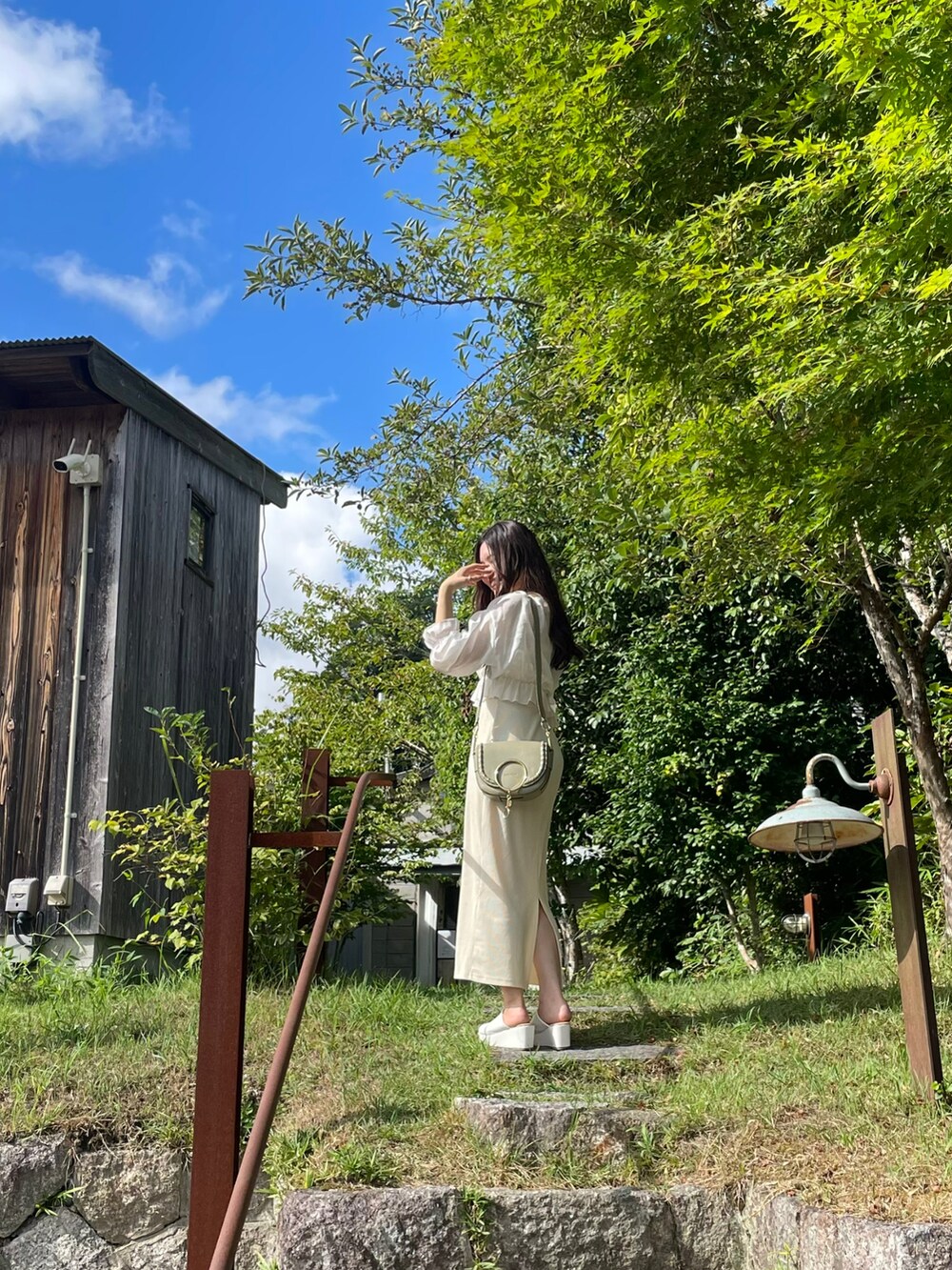 ホワイト系のワンピース、ホワイト系のトップスを着用したレディースの夏コーディネートの2枚目の写真