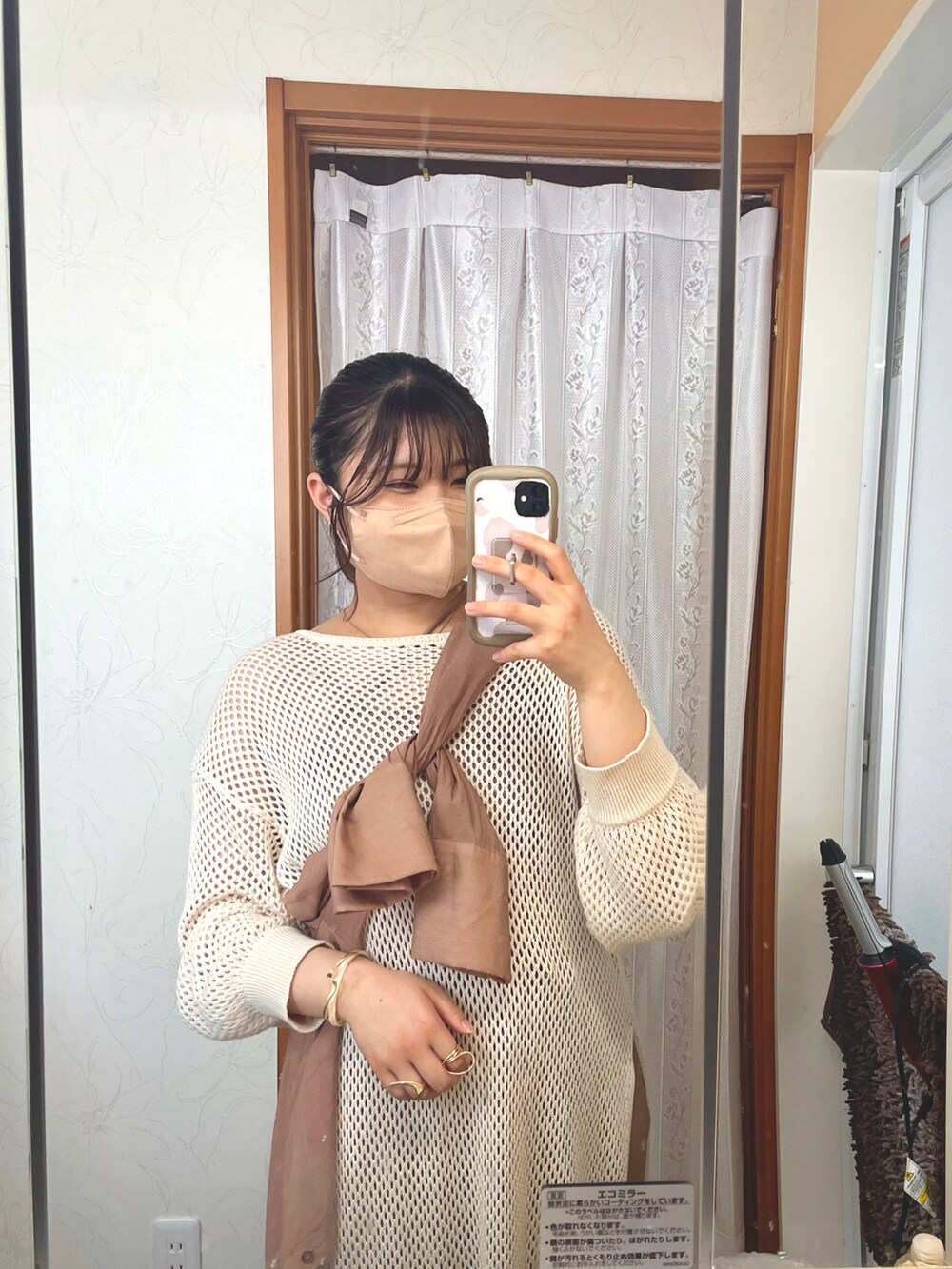 ホワイト系のワンピース、ブラウン系のシャツ/ブラウス、ベージュ系のキャミソールを着用したレディースの夏コーディネートの4枚目の写真