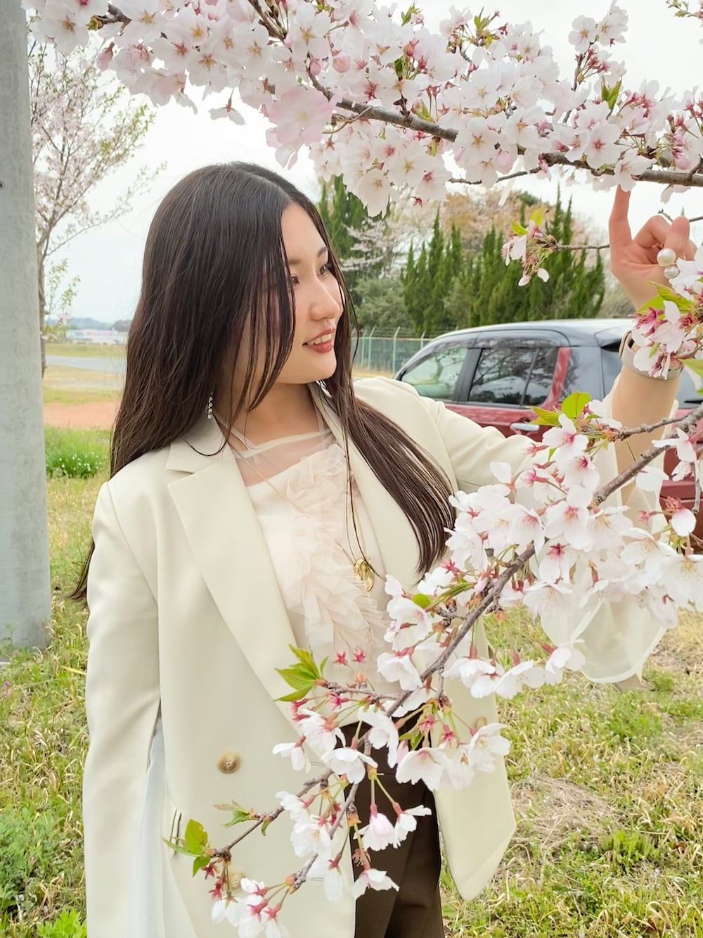 ベージュ系のテーラードジャケット、ベージュ系のシャツ/ブラウス、ブラウン系のパンツを着用したレディースの春コーディネートの4枚目の写真