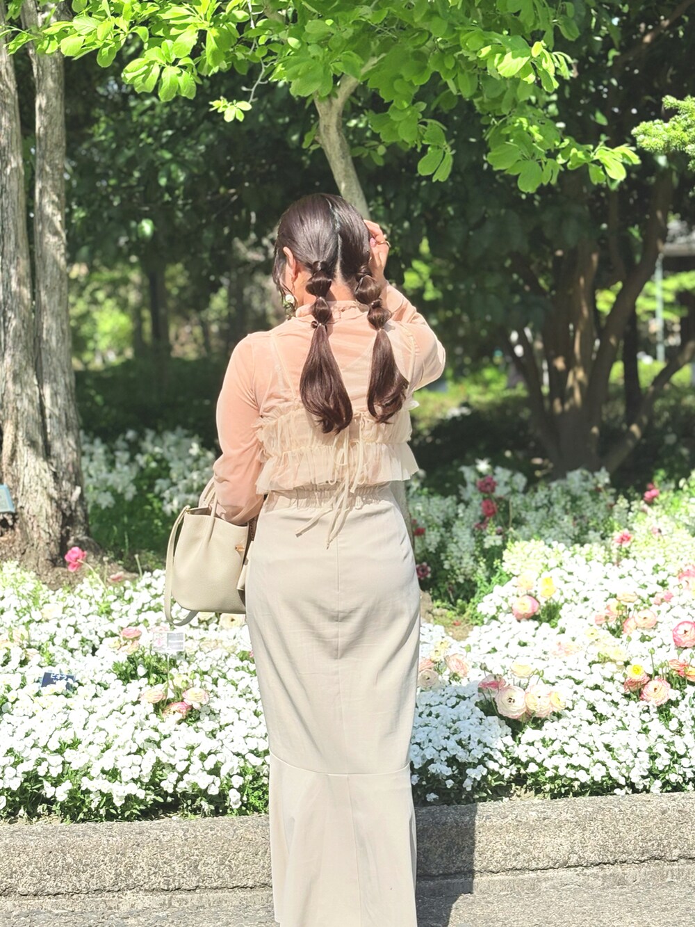 ベージュ系のキャミソール、ホワイト系のTシャツ/カットソー、ベージュ系のタンクトップを着用したレディースの春コーディネートの4枚目の写真