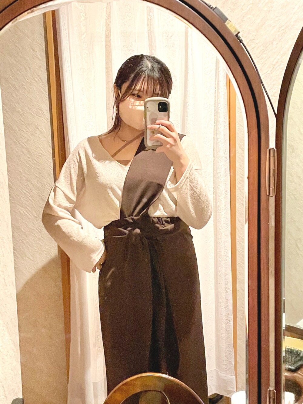 ブラウン系のスカート、ベージュ系のキャミソール、ベージュ系のトップスを着用したレディースの夏コーディネートの2枚目の写真