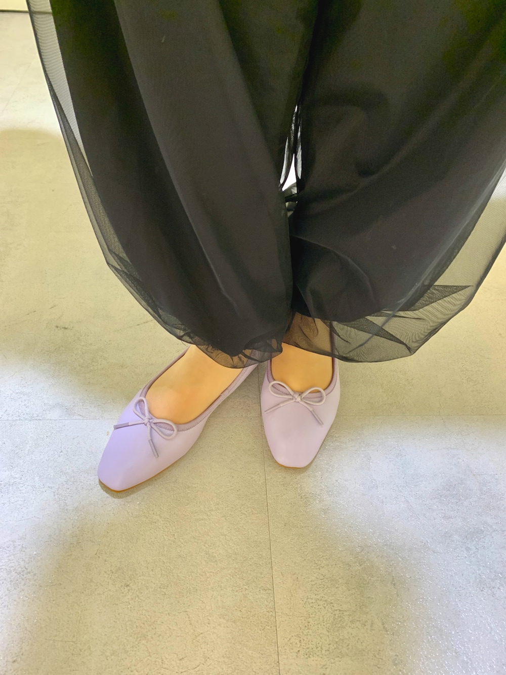 パープル系のレインシューズを着用したレディースの夏コーディネートの2枚目の写真