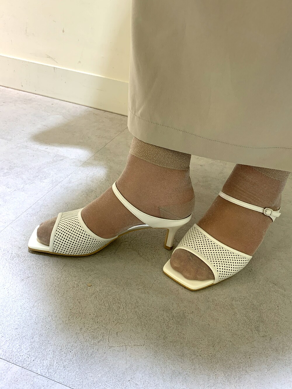 ホワイト系のサンダルを着用したレディースの春コーディネートの2枚目の写真