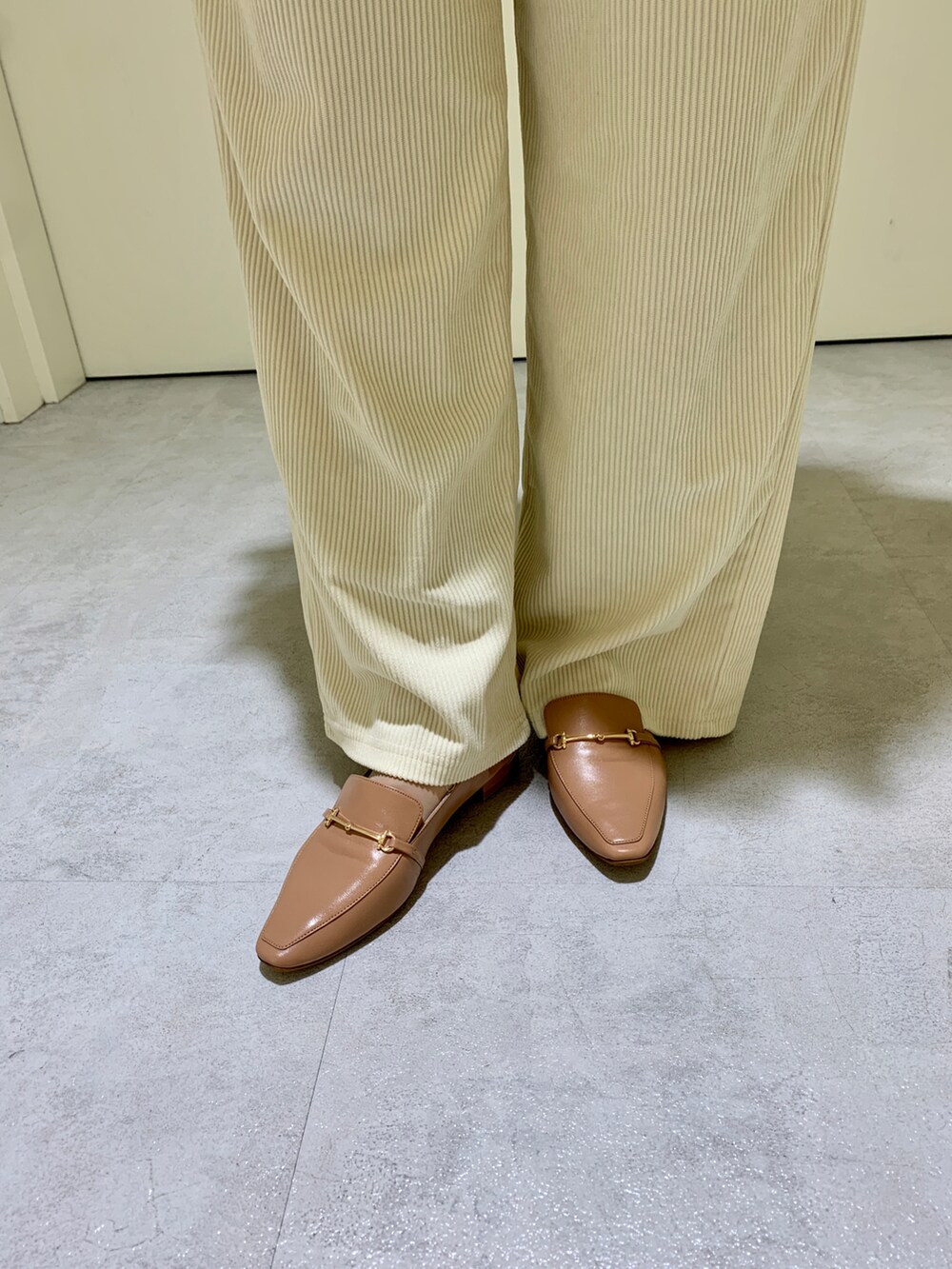 ブラウン系のローファーを着用したレディースの春コーディネートの2枚目の写真