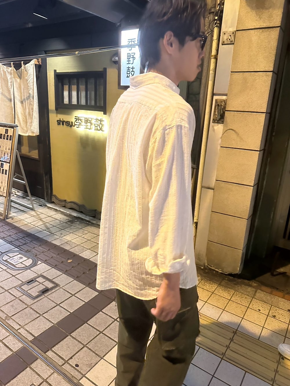 「秋っぽコーデ更新中、シャツスタイル、秋コーデ、カーゴパンツ、おしゃれ、メガネ男子、夜は寒い」｜「no brandのアイテム（シャツ/ブラウス、ホワイト系）」を使った、nagitoさん（メンズ・183cm）の秋コーディネートの2枚目の写真