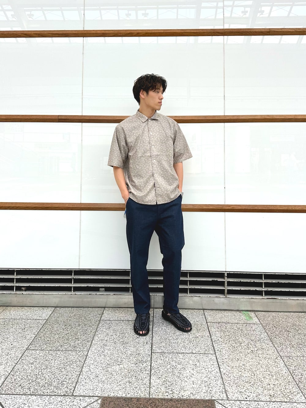 「初夏コーデ、WEARyouthコーデ、オトナカジュアル、休日スタイル、ワイドパンツ、シンプルコーデ、シャツスタイル、KEENサンダル、サンダル、ootd、お出かけコーデ、きれいめカジュアル、ラフ、いいね、save、フォローお願いします🤑、夏コーデ」｜「green label relaxingのアイテム（シャツ/ブラウス、ベージュ系）」を使った、nagitoさん（メンズ・183cm）の夏コーディネートの2枚目の写真