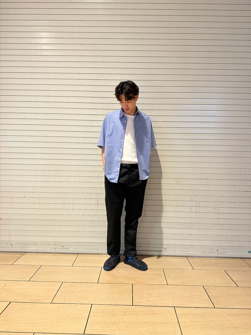 「このスタイルがお気に入り、夏コーデ、メンズファッション、カジュアルコーデ、大人カジュアル、CITYBOY、CityStyle、ブラック、お洒落さんとつながりたい、シャツ、キレイめ、タンクトップ、keen、インディゴ」｜「green label relaxingのアイテム（シャツ/ブラウス、ブルー系）」を使った、nagitoさん（メンズ・183cm）の夏コーディネートの2枚目の写真