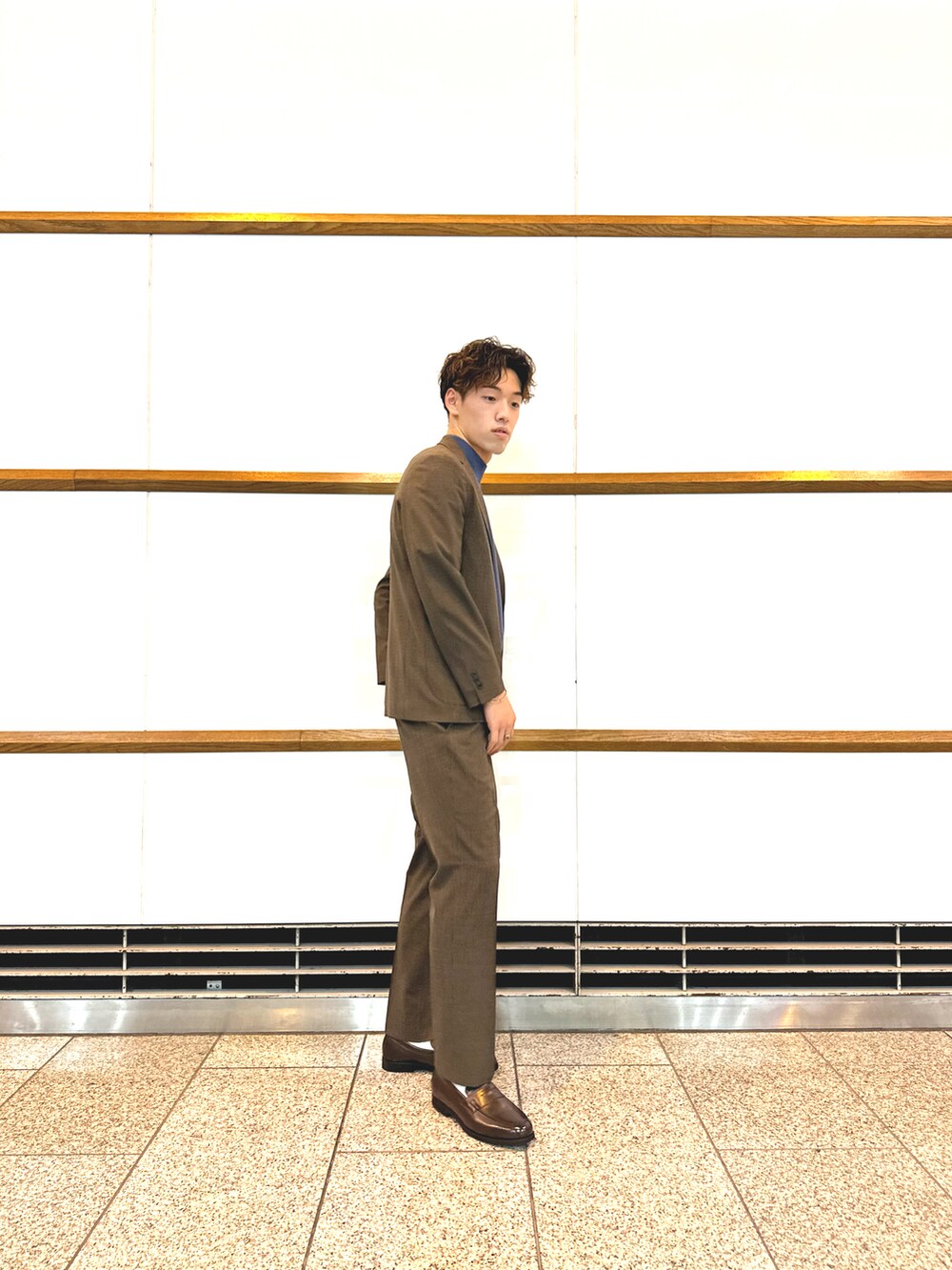 「いまどきジャケット写真、春服コーデ、メンズコーデ、大人カジュアル、ジャケパンスタイル、ジャケットスタイル、お洒落さんとつながりたい、レストランディナー、オールブラウン、休日スタイル」｜「green label relaxingのアイテム（テーラードジャケット、ブラウン系）」を使った、nagitoさん（メンズ・183cm）の春コーディネートの2枚目の写真