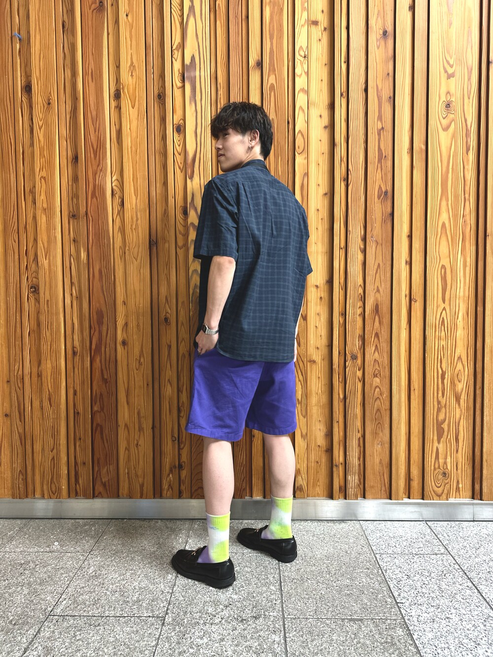「このスタイルがお気に入り、休日コーデ、ショートパンツ、ショートパンツスタイル、夏と言ったらショートパンツ、カジュアルコーデ、コインローファー、チェックシャツ、ストリートコーデ、ストリートMIX、ストリート服が好き、お洒落さんとつながりたい、お出かけコーデ、夏コーデ、大人カジュアル」｜「green label relaxingのアイテム（シャツ/ブラウス、グリーン系）」を使った、nagitoさん（メンズ・183cm）の夏コーディネートの3枚目の写真