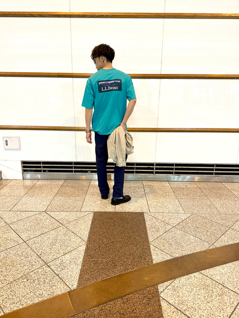 「このスタイルがお気に入り、休日コーデ、シンプル、カジュアルコーデ、ローファーコーデ、コインローファー、たすき掛けコーデ、LL.Bean、オフィスカジュアル、CITYBOY、シティーボーイ、お洒落さんとつながりたい、夏だ！Tシャツ着よう！、夏コーデ、休日スタイル」｜「L.L.Beanのアイテム（Tシャツ/カットソー、ブルー系）」を使った、nagitoさん（メンズ・183cm）の夏コーディネートの3枚目の写真