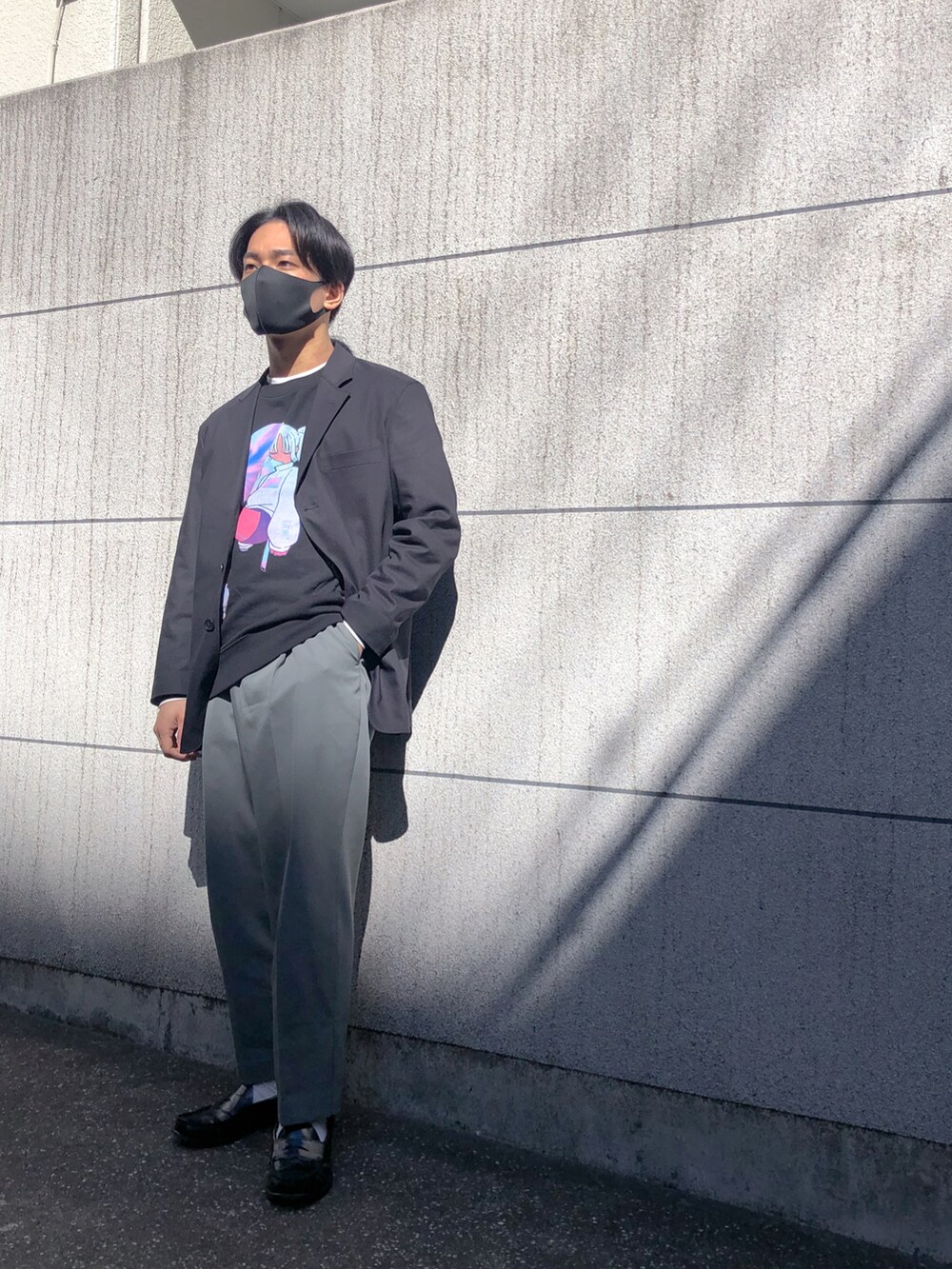 ブラック系のスウェット、ブラック系のテーラードジャケット、グレー系のスラックスを着用したメンズの秋コーディネートの2枚目の写真