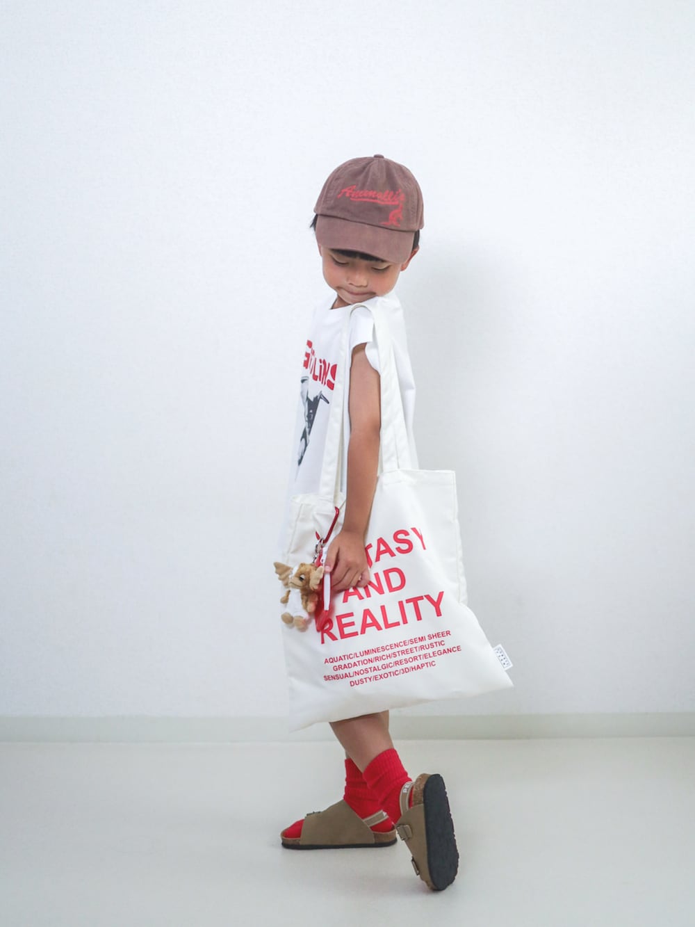 「タンクトップ、夏ルックで気分アップ、ロゴT、柄パンツ、アウトドアスタイル、サンダル、赤ソックス、ハーフパンツ、グレムリン、キャップ、夏コーデ、トートバッグ、白Tシャツ、サンダルに靴下、お出かけコーデ」｜「LOWRYS FARMのグレムリンノースリーブ　 498648（Tシャツ/カットソー、ホワイト系）」を使った、ma-kunさん（キッズ・110cm）の夏コーディネートの2枚目の写真