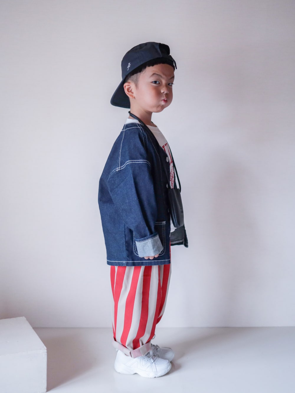 「キャップ、ショルダーバッグ、ポシェット、秋コーデ、秋服準備はじめました、ストライプ、スニーカー、レイヤードスタイル、デニム、デニムジャケット、古着MIX、カジュアルコーデ、カジュアル、ワイドパンツ、秋服まるっと大公開」｜「antiquaのワイドストライプパンツ（その他パンツ、レッド系）」を使った、ma-kunさん（キッズ・100cm）の秋コーディネートの2枚目の写真