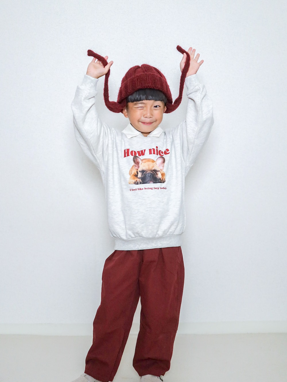 その他のスウェット、レッド系のチノパンツ、ベージュ系のサンダルを着用したキッズの秋コーディネートの5枚目の写真