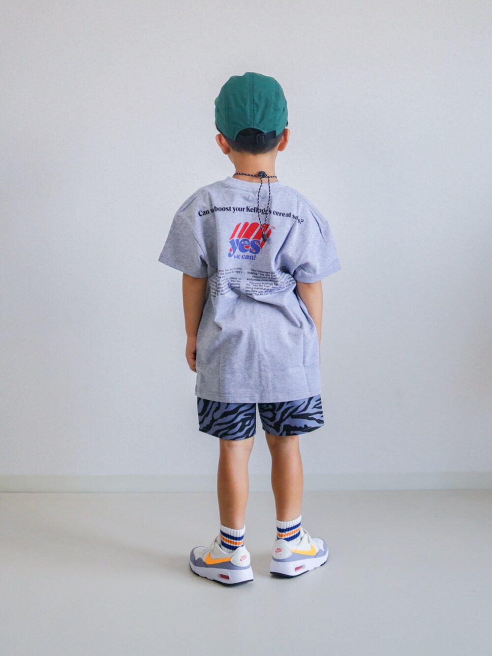 ブルー系のその他パンツ、グレー系のTシャツ/カットソー、ホワイト系のスニーカーを着用したキッズの夏コーディネートの5枚目の写真